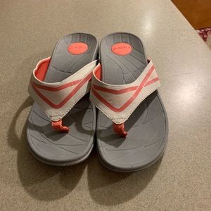 VIONIC....athletic flip flops..size 7